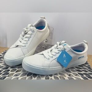NWT Cariuma Avatar low top White Sneakers men’s 8.5, women’s 10